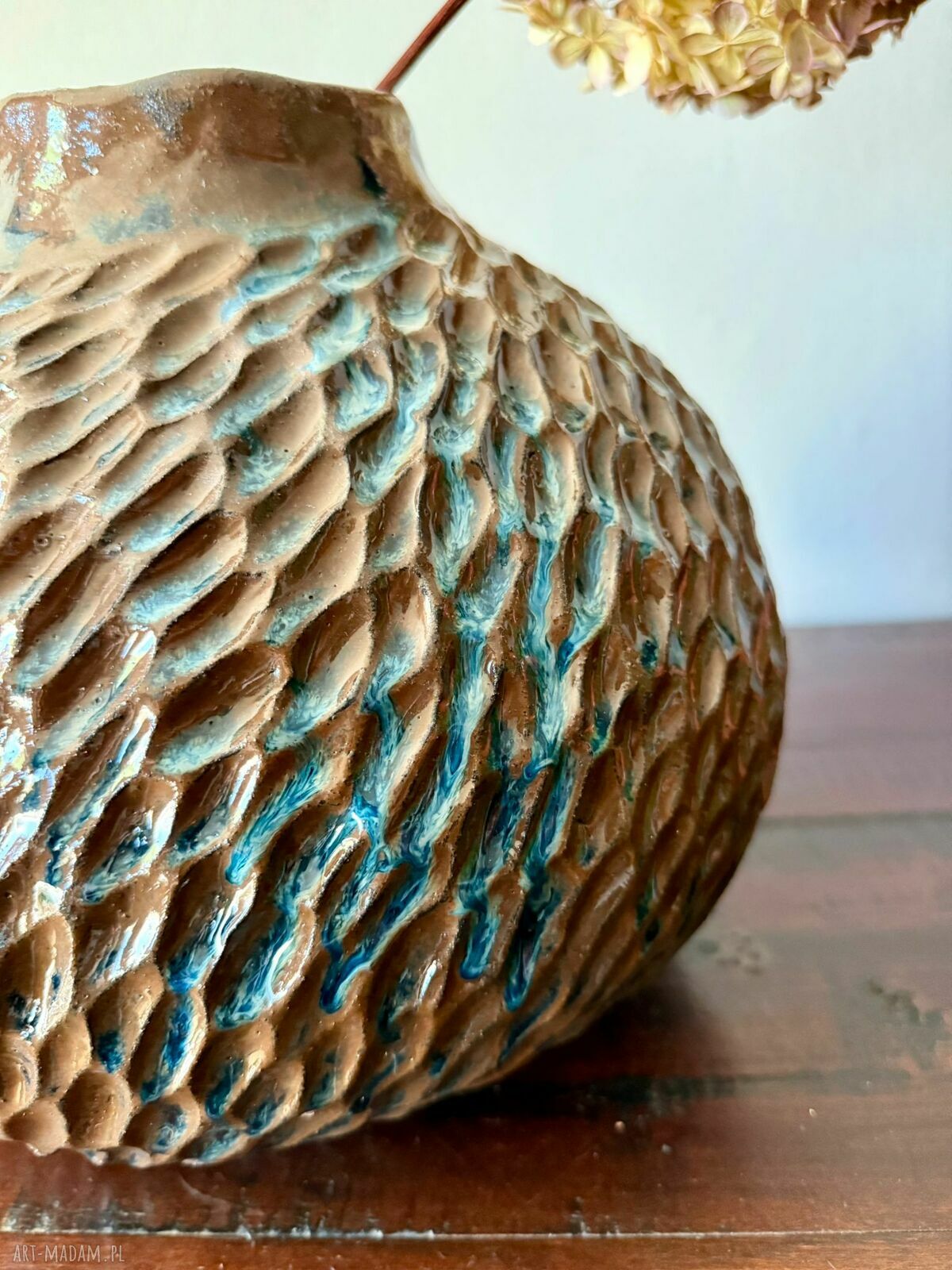 Wazon ceramiczny Deep Lines - rzeźbione linie i błyszczące szkliwo