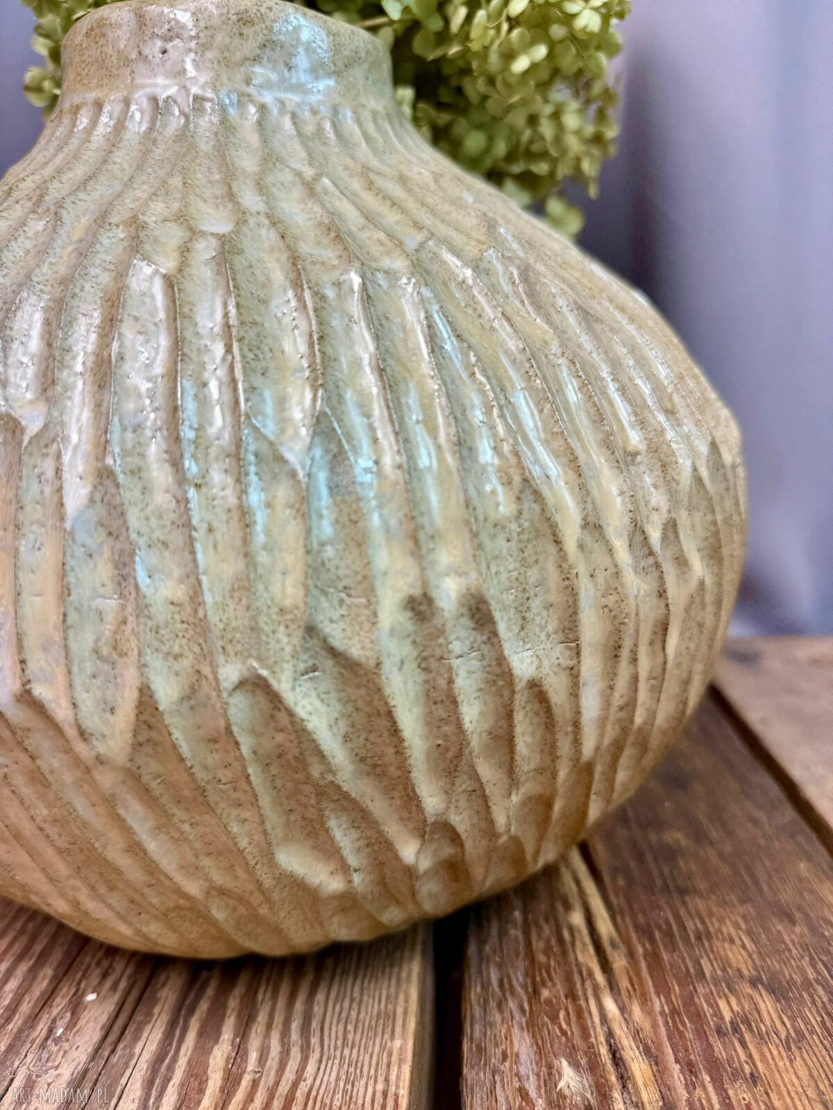 Wazon ceramiczny „Deep Lines” - unikatowa ceramika rzeźbiona