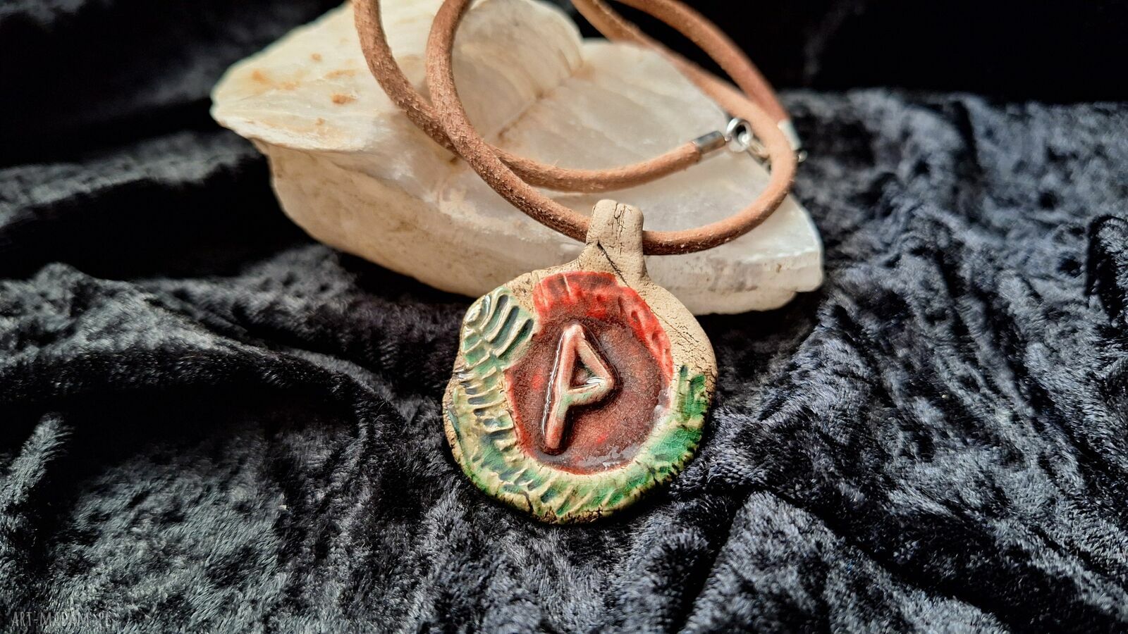 Ceramiczny wisior amulet - Runa Wunjo (Radość i Szczęście) na rzemieniu