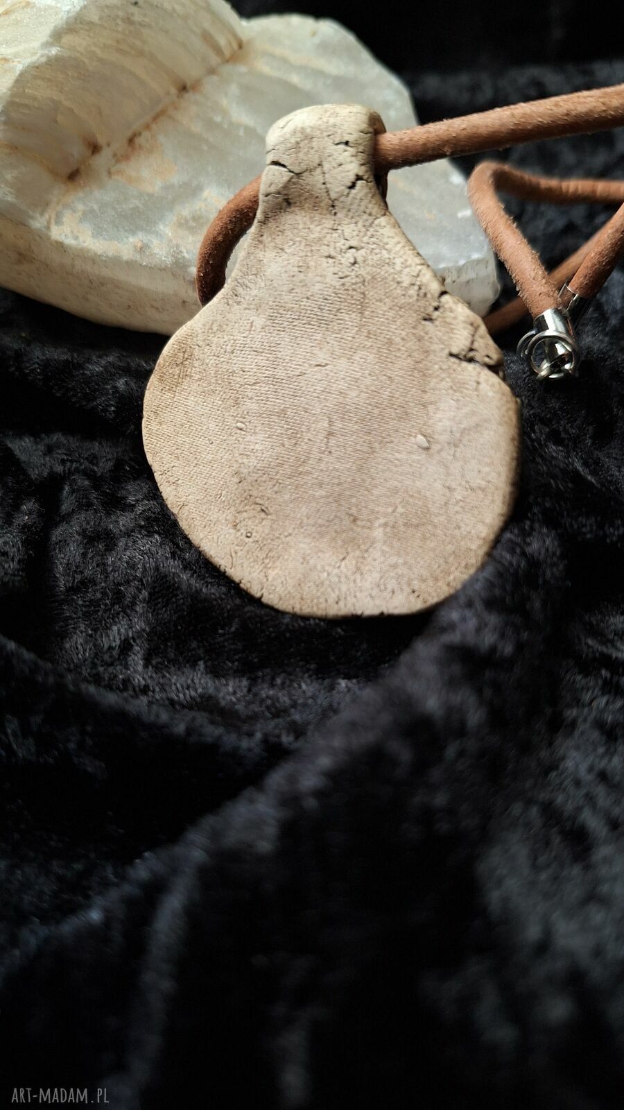 Ceramiczny wisior z runą Sowilo - amulet Słońca i zwycięstwa