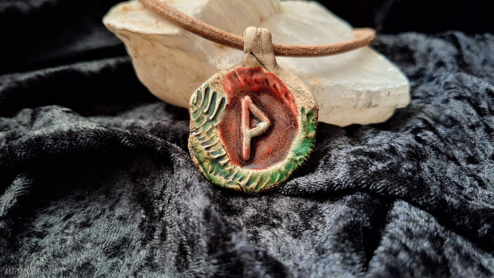 Ceramiczny wisior amulet - Runa Wunjo (Radość i Szczęście) na rzemieniu