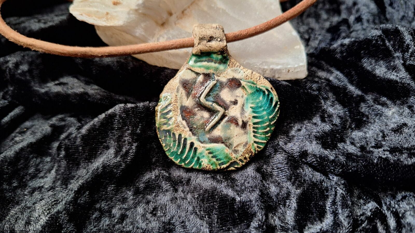 Ceramiczny wisior z runą Sowilo - amulet Słońca i zwycięstwa