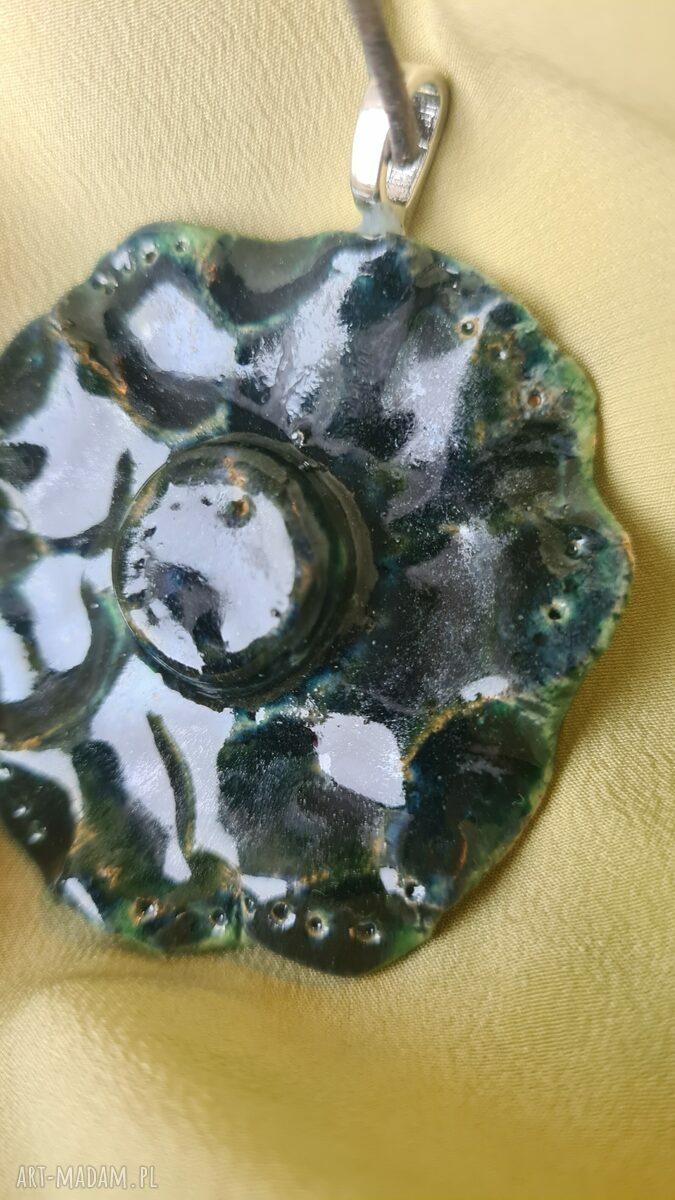 Ręcznie robiony ceramiczny wisior - elegancka ozdoba z jasnej gliny