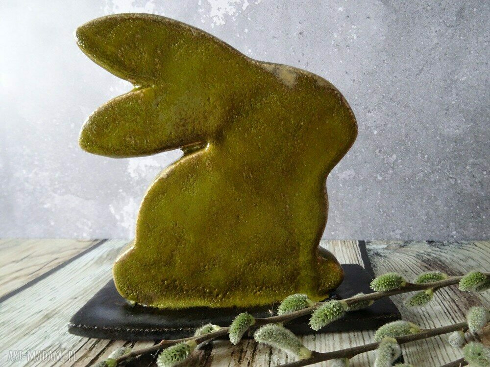 Ceramiczny zajączek ręcznie wykonany z beżowej gliny - dekoracja na Wielkanoc