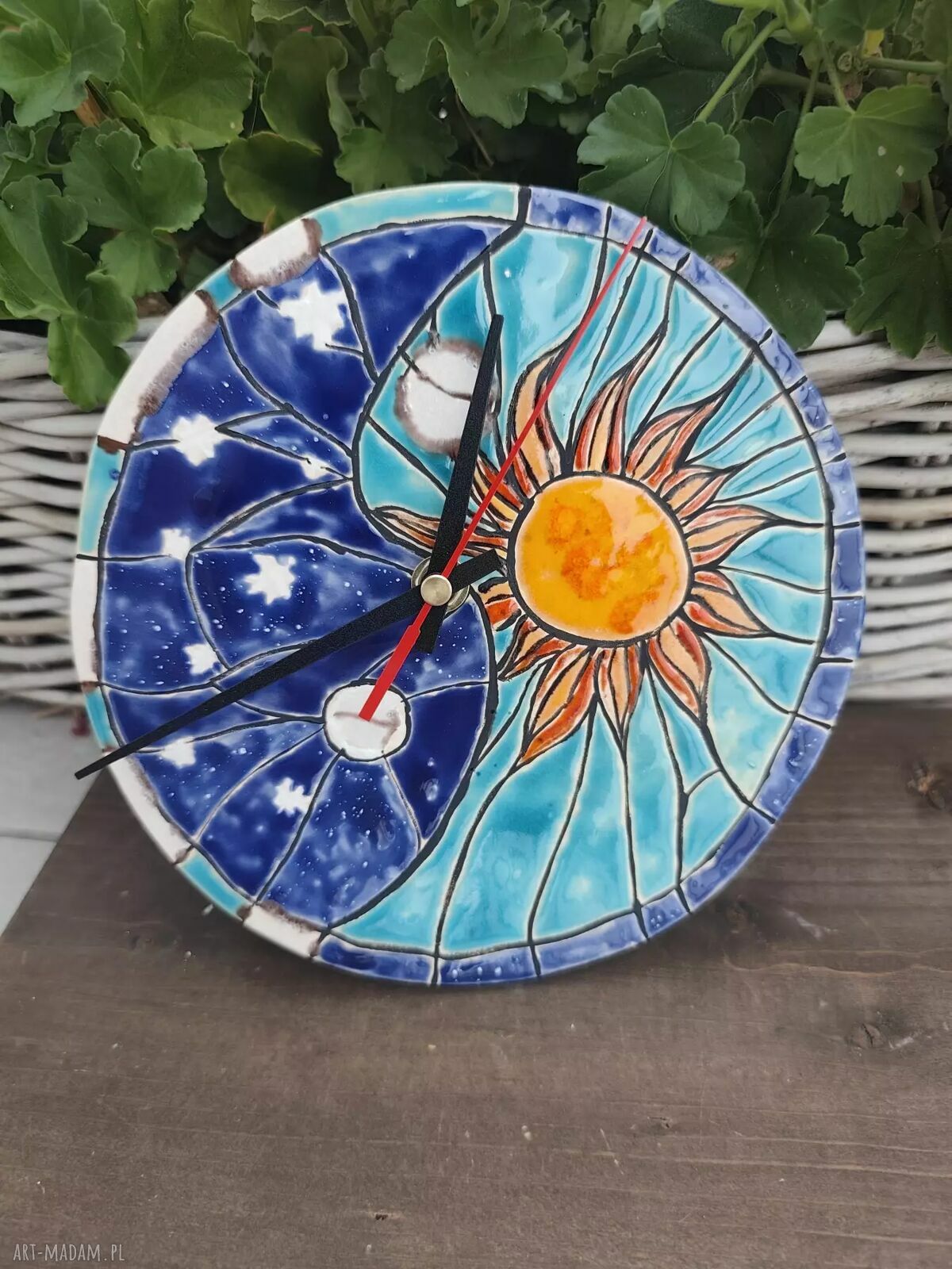 Kolorowy zegar ceramiczny z motywem słońca i gwiazd