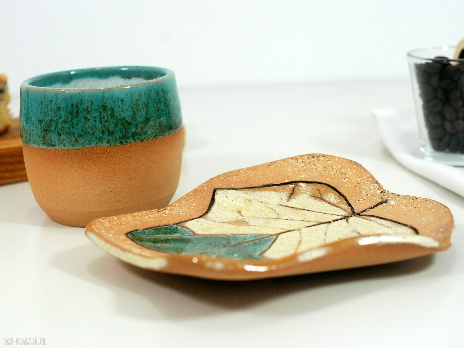 Ceramiczny komplet czarka i talerzyk liść z kotem
