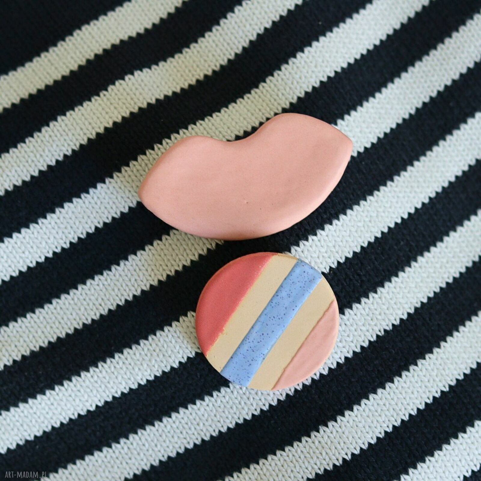 Ręcznie robiona broszka ceramiczna do marynarki - Ulep to Studio