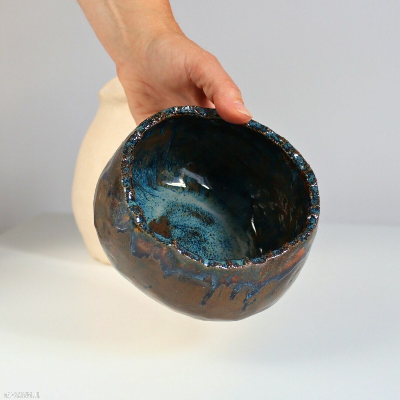 Ceramiczna miska dekoracyjna z ręcznie lepionej ceramiki