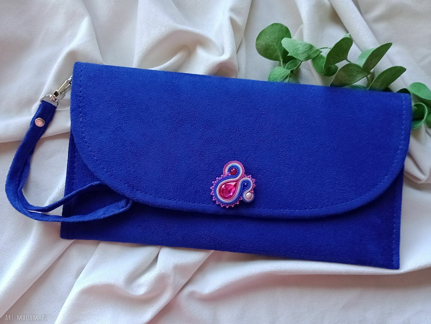 Chabrowa mała kopertówka z paskiem do ręki - handmade z haftem soutache