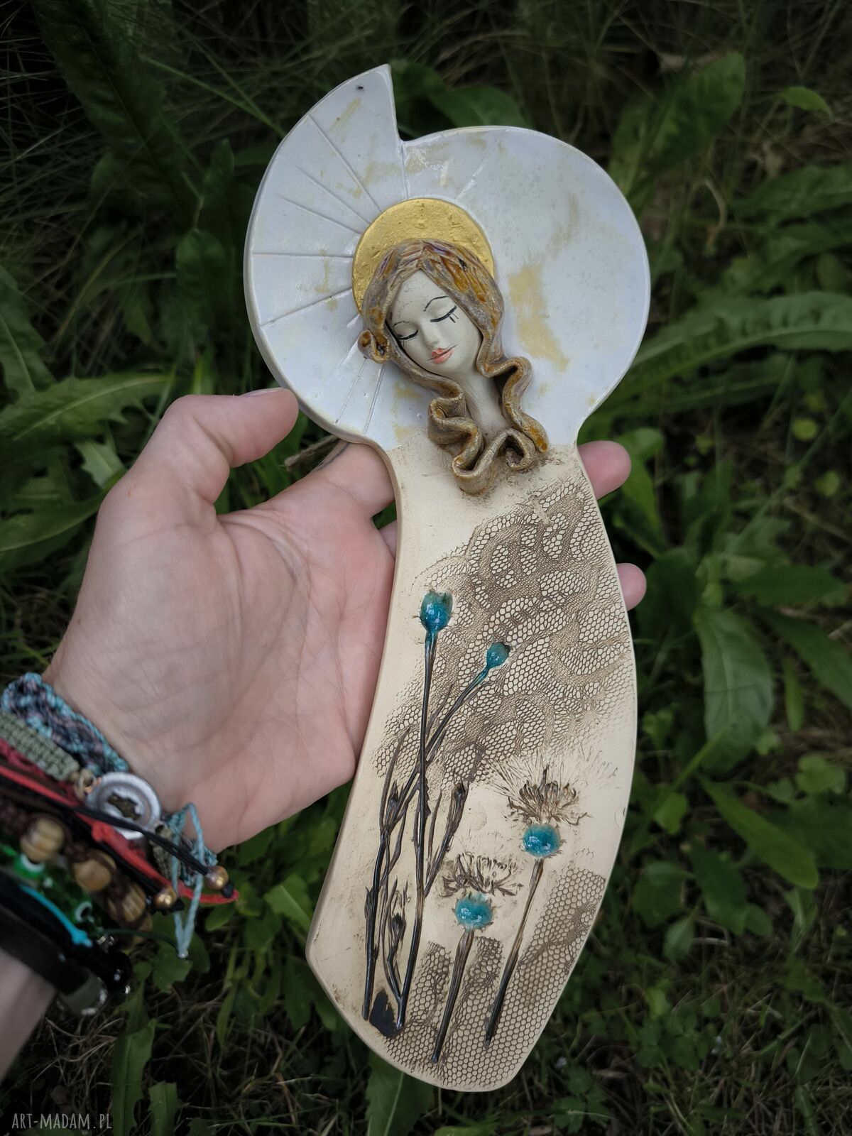 Anioł z chabrami - ręcznie wykonana dekoracja ceramiczna
