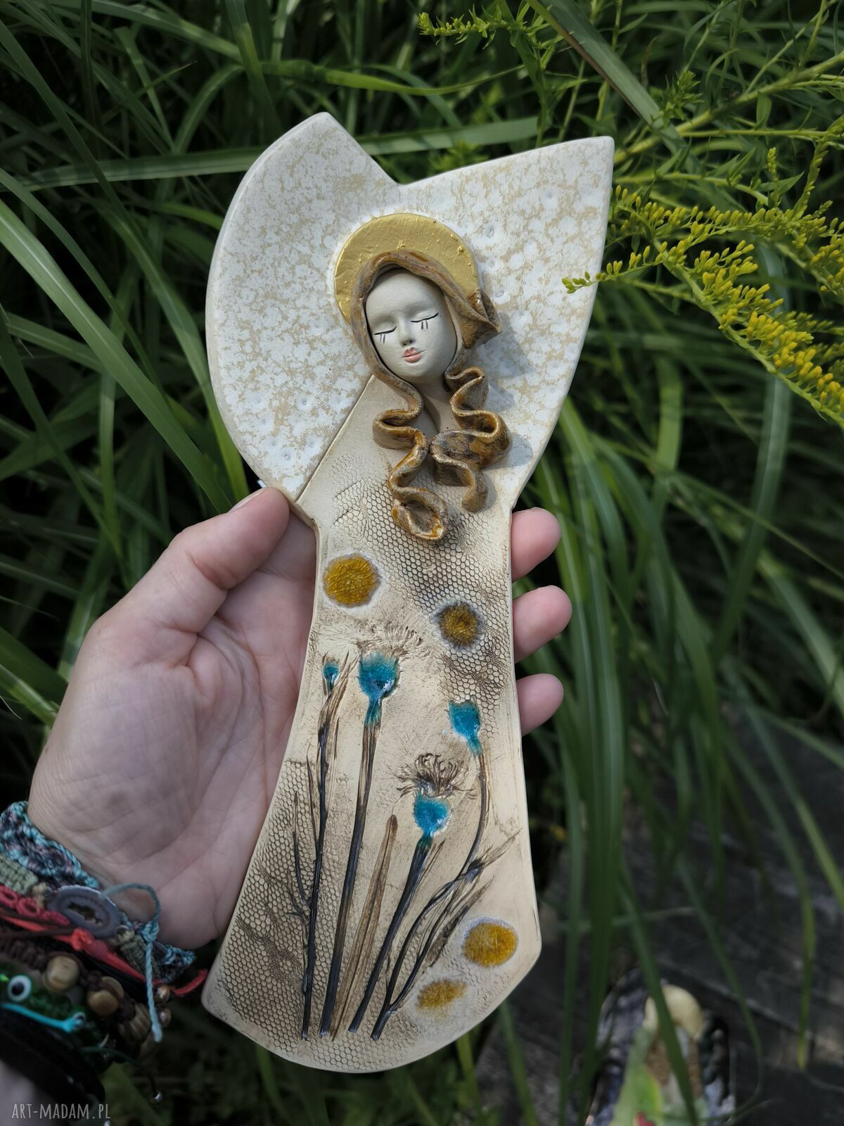 Anioł ceramiczny z chabrami do zawieszenia na ścianie