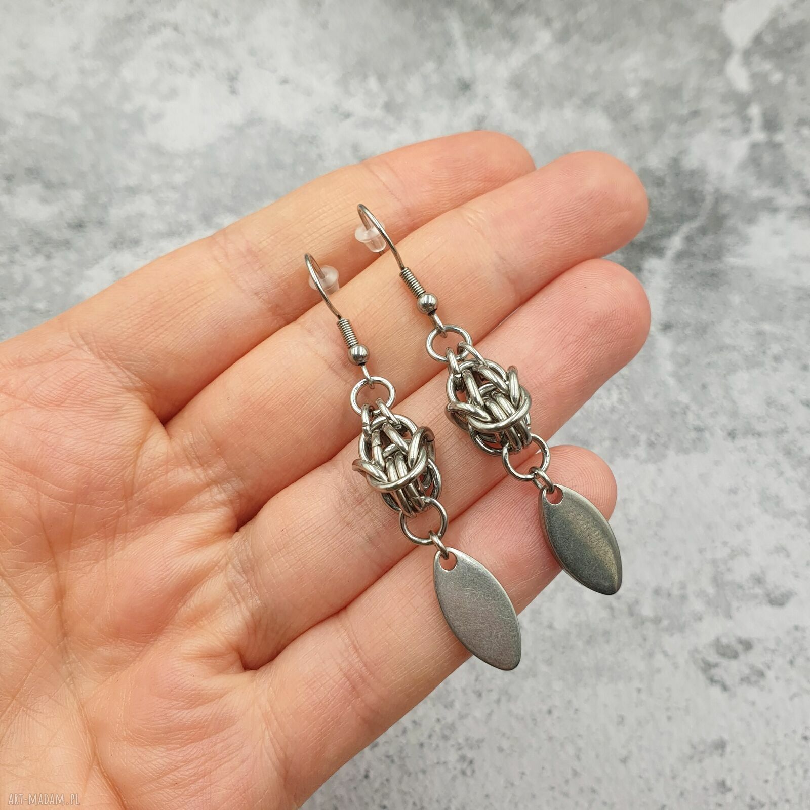 Wiszące kolczyki chainmaille - stalowy listek Omnis Lapis
