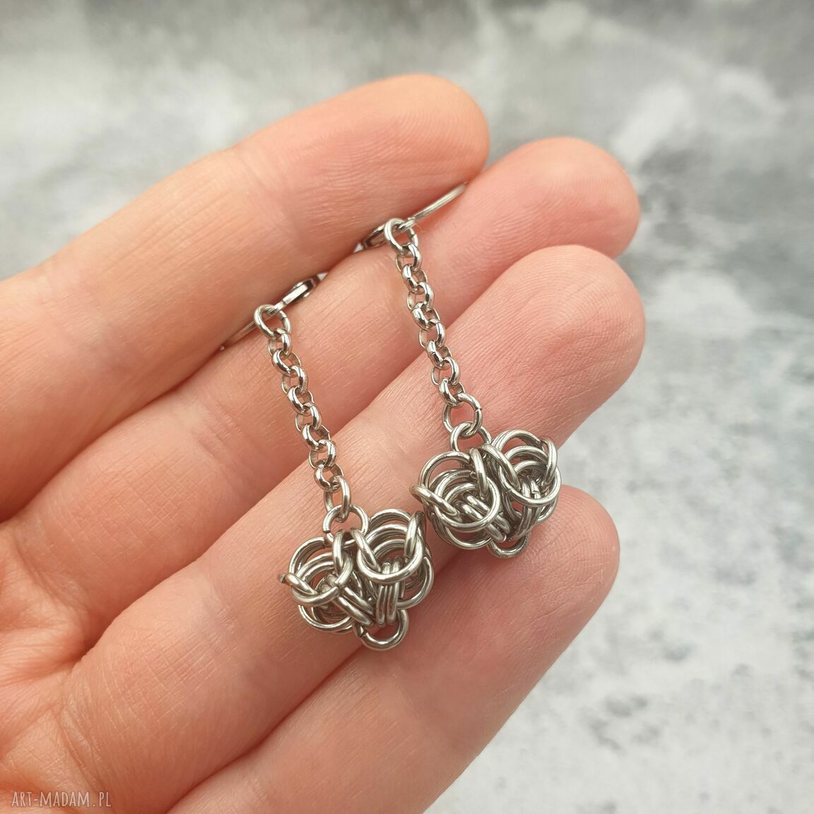 Kolczyki chainmaille - stalowe serca w rockowym stylu