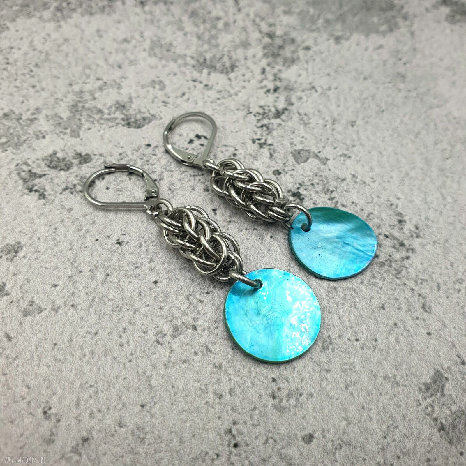 Wiszące kolczyki chainmaille z muszlą błękitną
