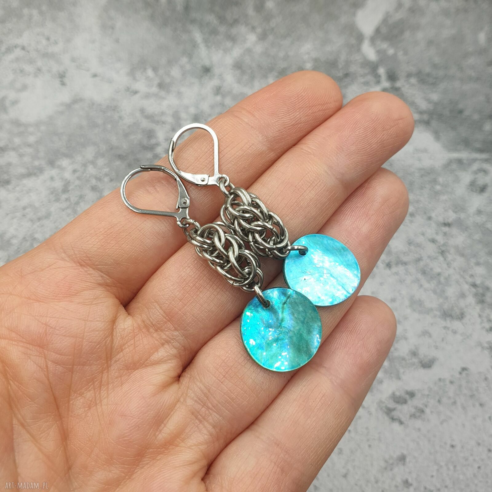 Wiszące kolczyki chainmaille z muszlą błękitną