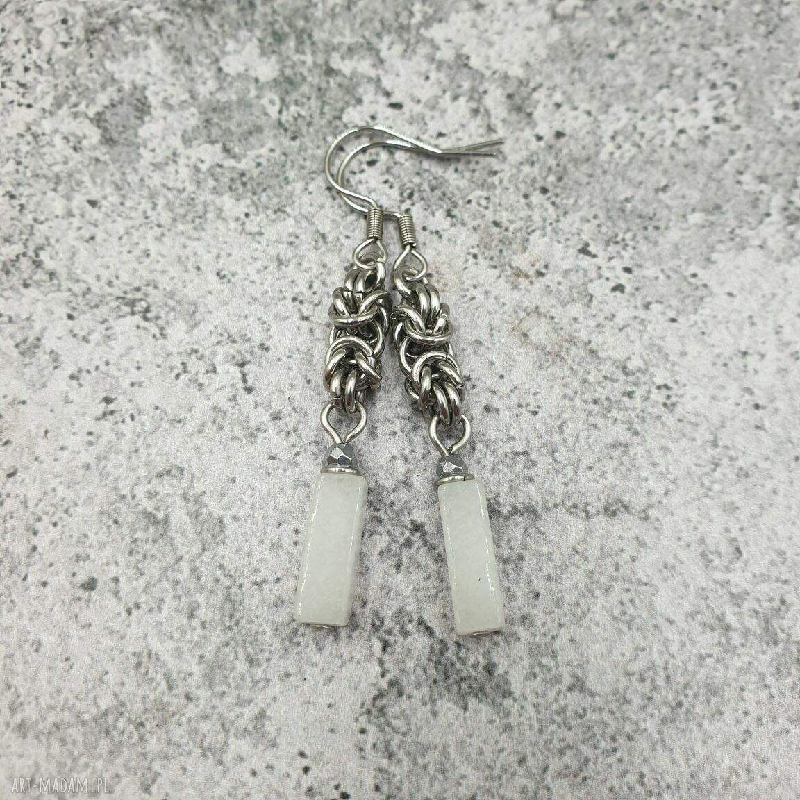 Kolczyki chainmaille z białym kwarcem i hematytem - stalowe łańcuszki