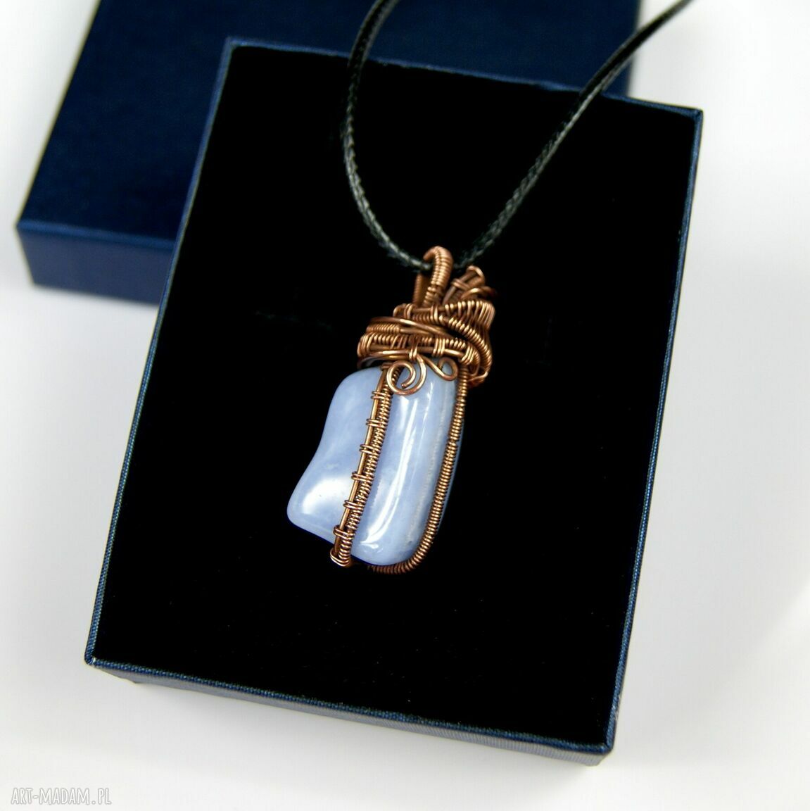 Wisiorek z chalcedonem na miedzianym wire wrappingu