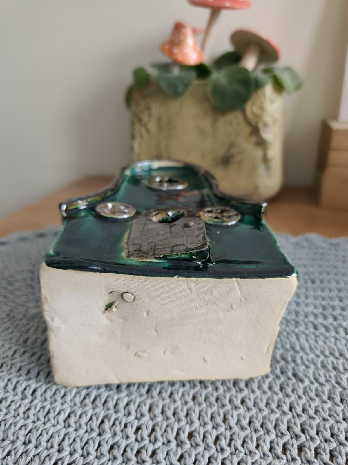 Zielony lampion ceramiczny w kształcie chatki - domek na świecę