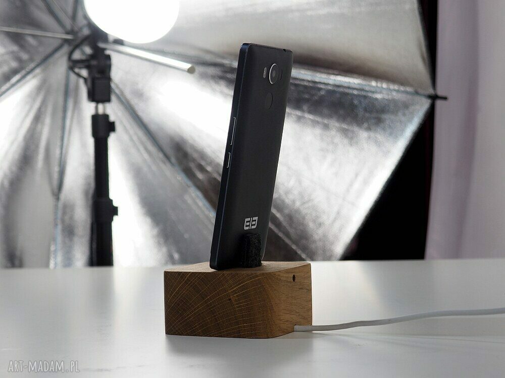 Stacja ładowania telefonu z dębu ręczne wykonanie, micro USB i USB C