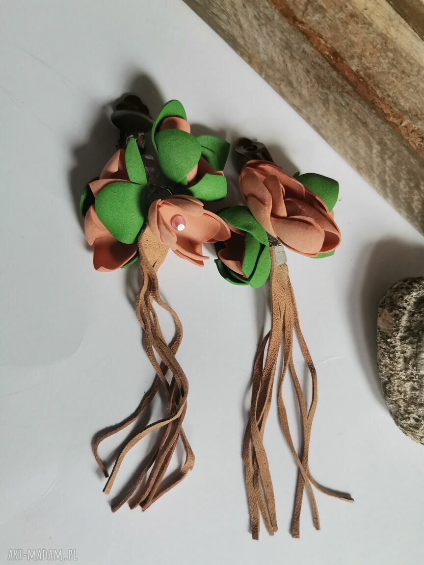 Kwiatowe klipsy boho z eko skóry w odcieniach pomarańczu i zieleni