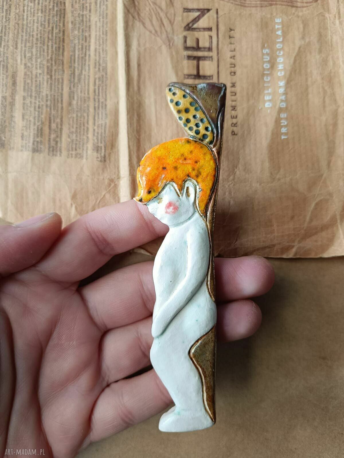 Ceramiczna zawieszka na drzwi łazienkowe - chłopiec pod prysznicem