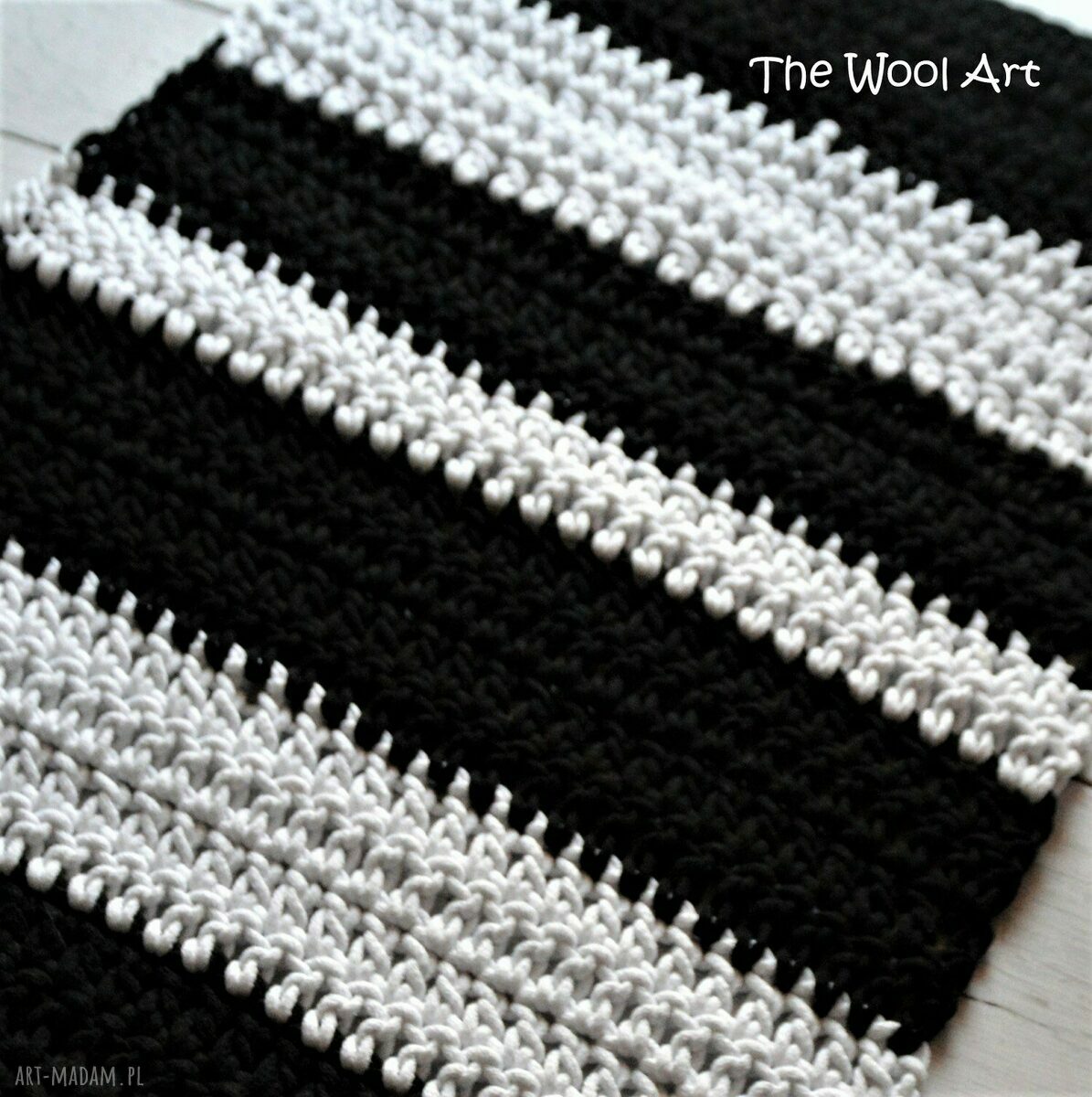 dywany: czarno biały dywanik hand made