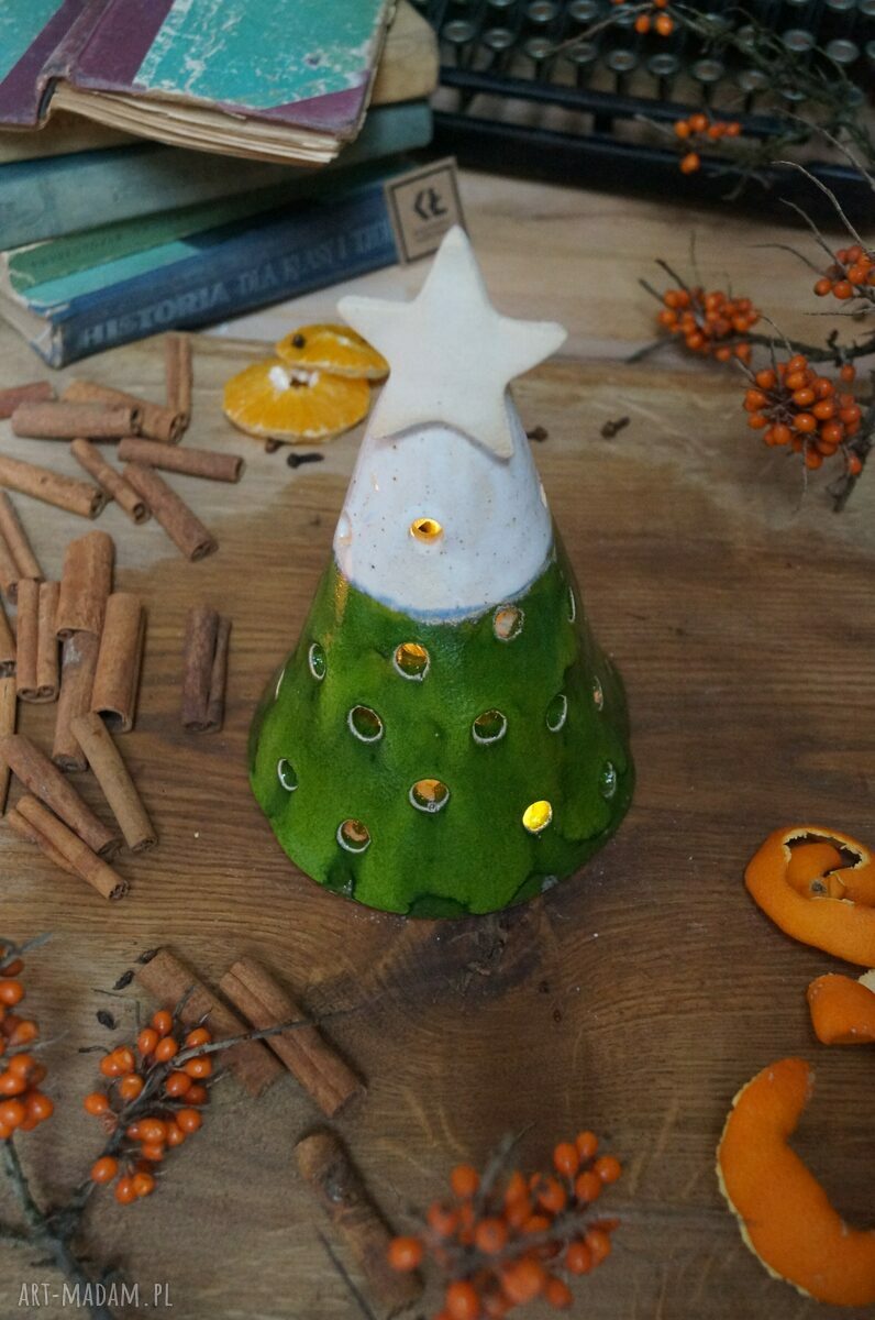 Ceramiczna choinka-lampion - bożonarodzeniowa dekoracja stołu