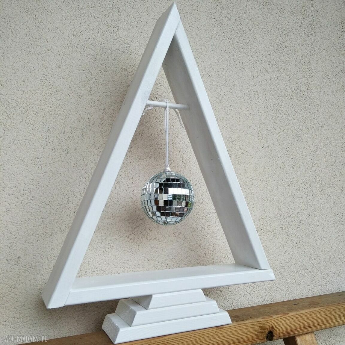Choinka drewniana 46 cm - biała dekoracja świąteczna handmade z bombką