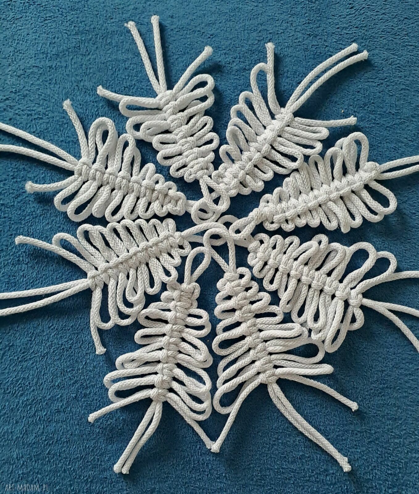 Choinka makramowa handmade - biała ze srebrną nitką (ok. 25 cm)