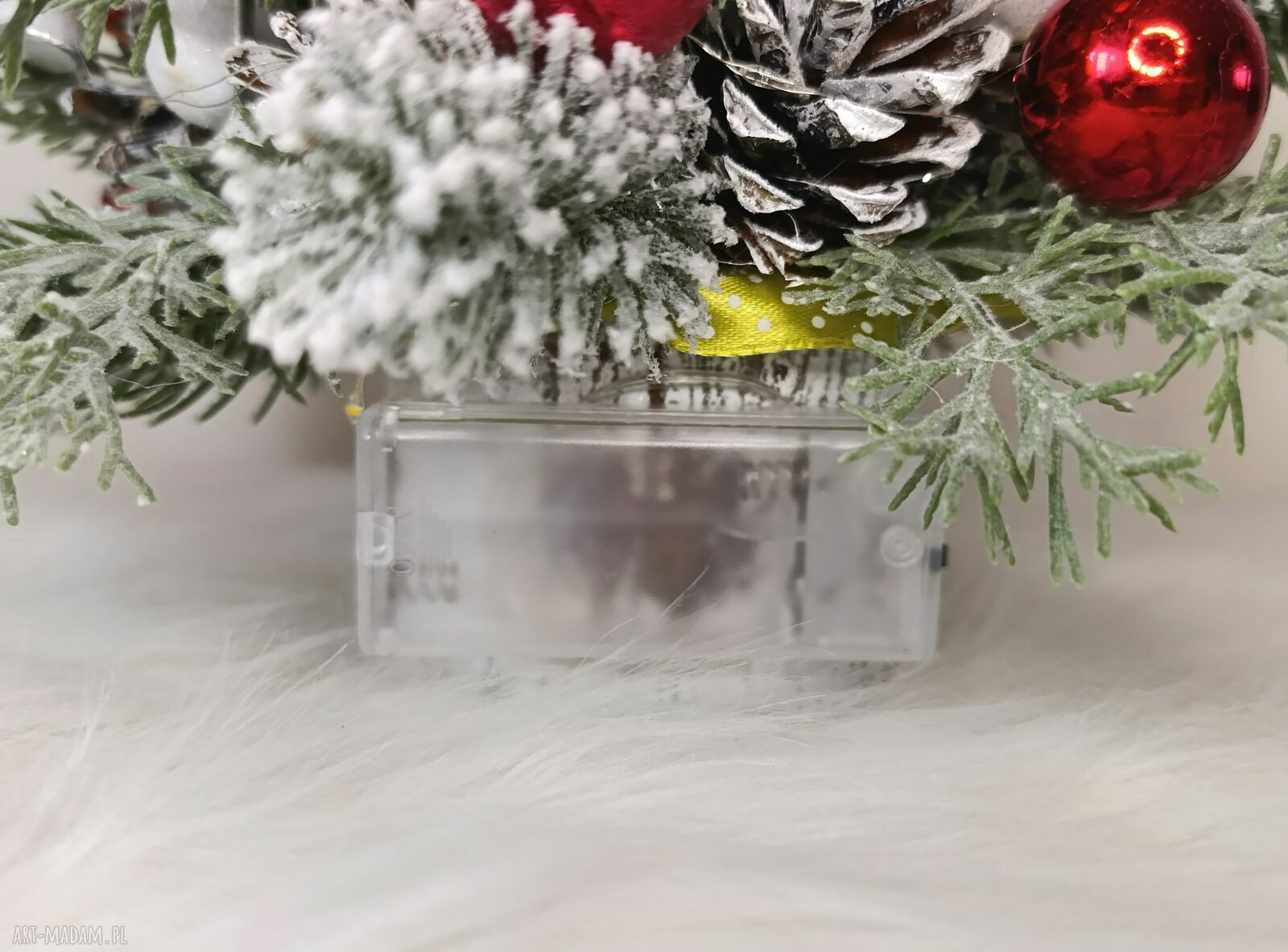 Choinka z szyszek z misiami polarnymi i światełkami LED - stroik na Boże Narodzenie