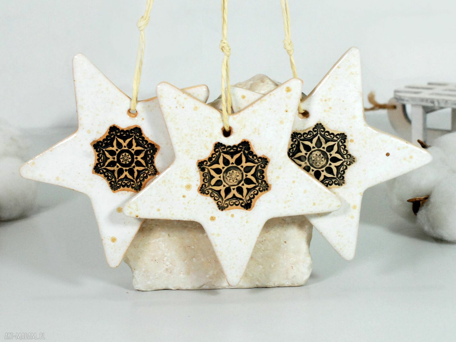 Ręcznie robione ceramiczne gwiazdki na choinkę z mandalą