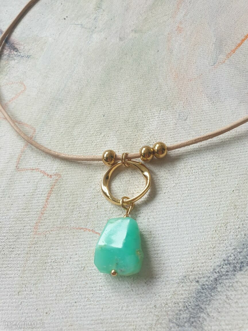 Naszyjnik choker z chryzoprazem na rzemyku z mosiądzu złoconego
