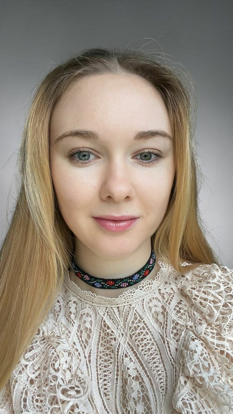 Choker z koralików w kwiatowy wzór - ręcznie robiony