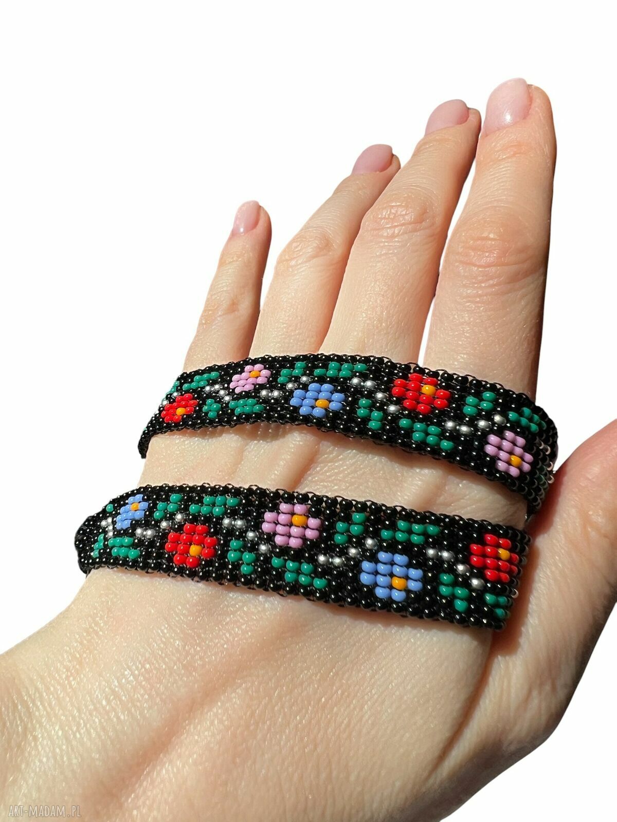 Choker z koralików w kwiatowy wzór - ręcznie robiony