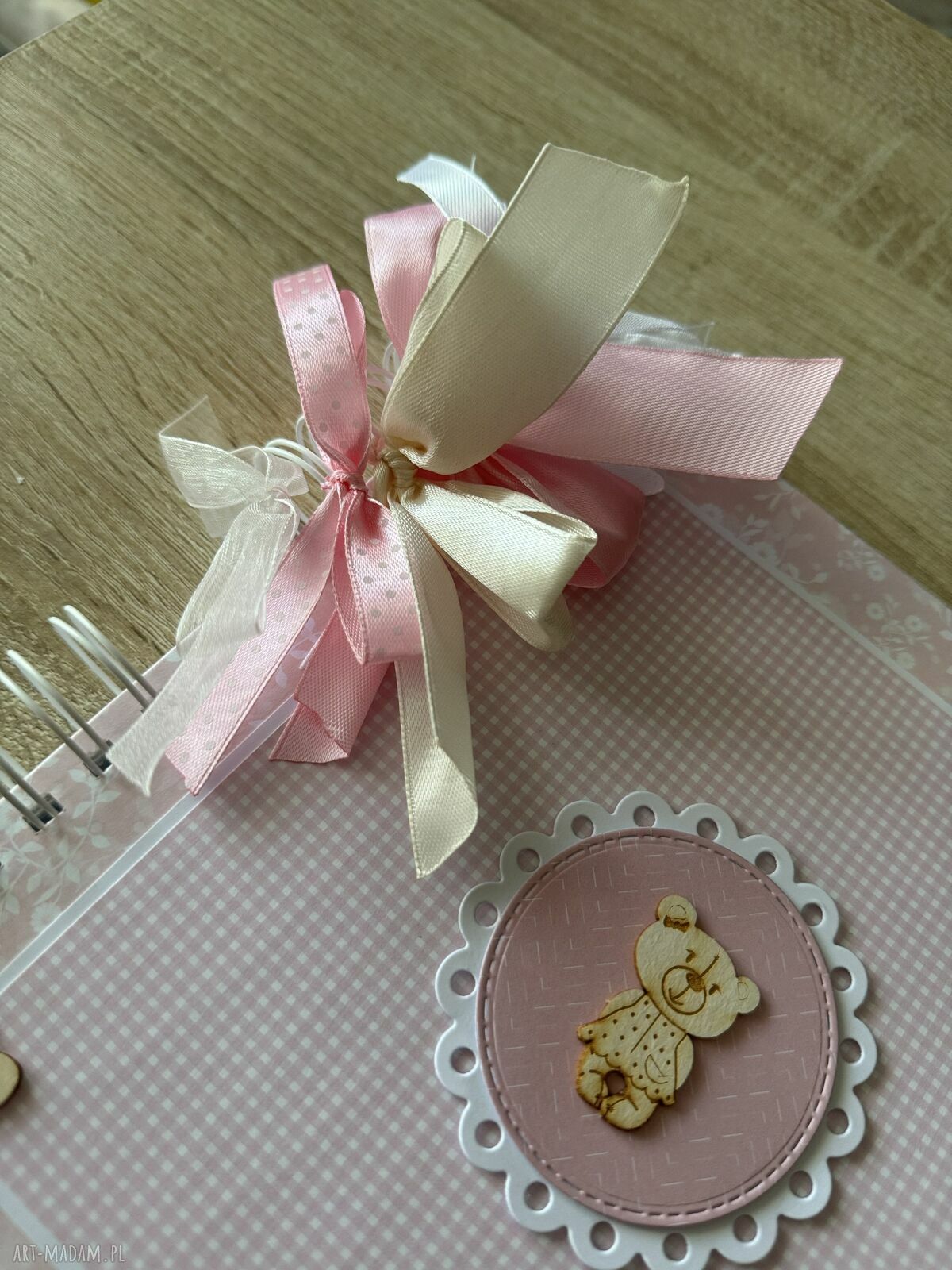 Album scrapbooking z misiem dla dziewczynki prezent na Baby Shower