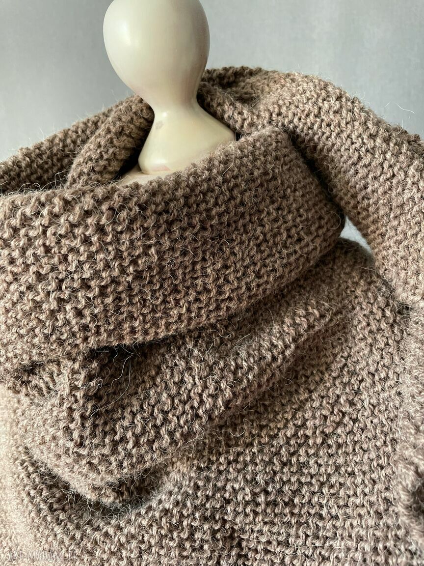 Chusta latte Boho Folk - trójkątna chusta na drutach z alpaki