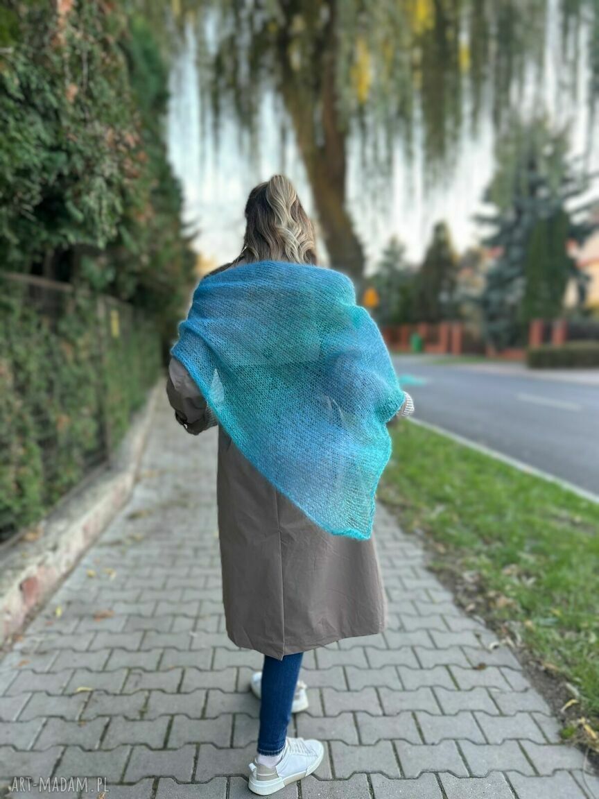 Chusta Mgła Blue na drutach ręcznie robiony szal w odcieniu niebieskiej mgły