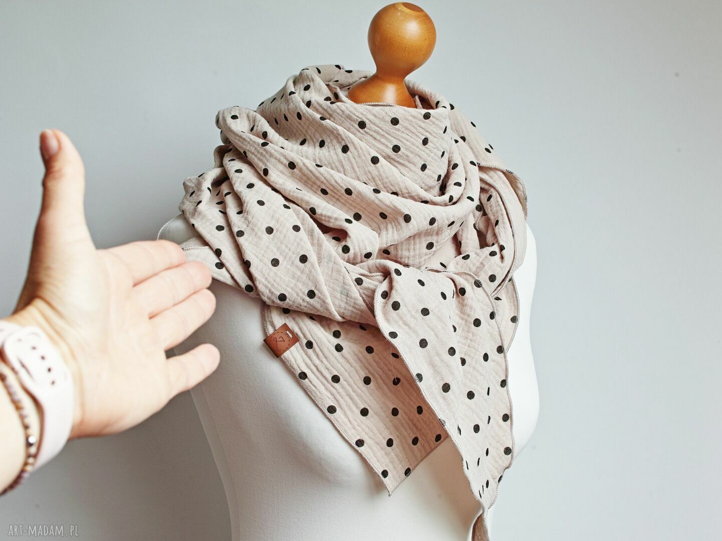 Beżowa chusta muślinowa trójkątna z bawełny - ręcznie szyta Pracownia Zolla