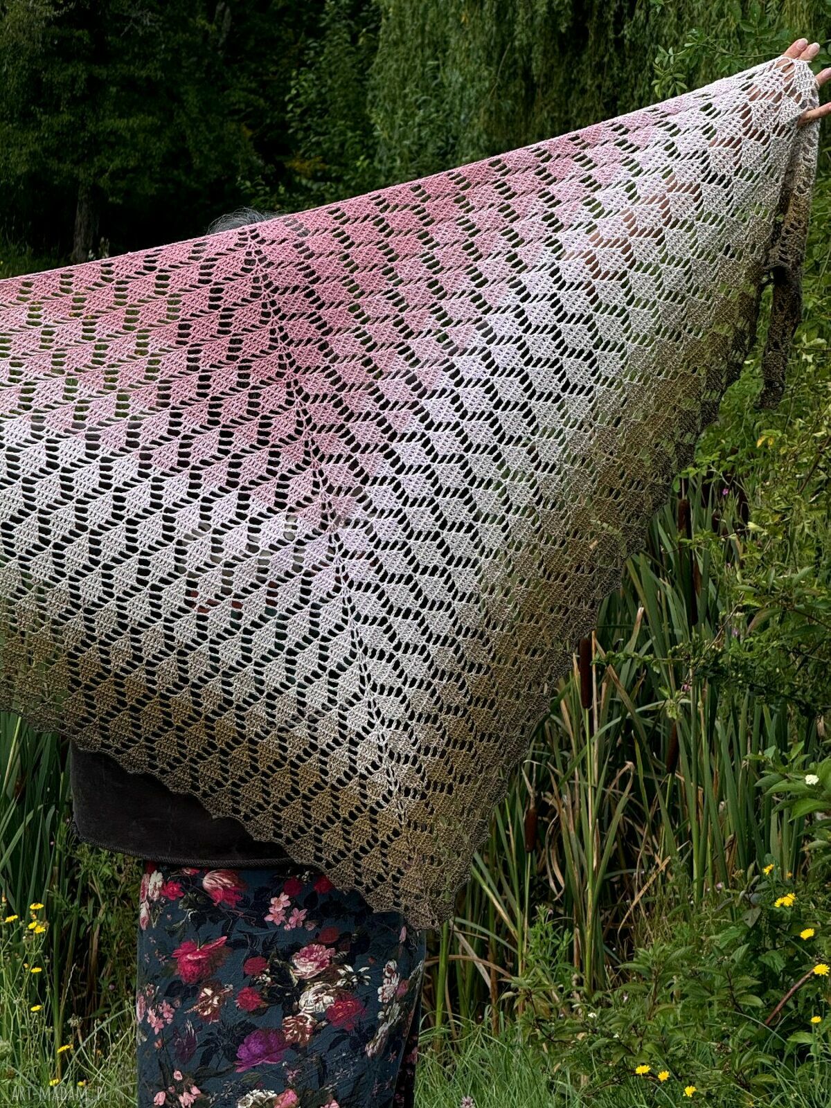 Chusta ombre Nenufary z bawełny organicznej - ręcznie szydełkowana 240 cm