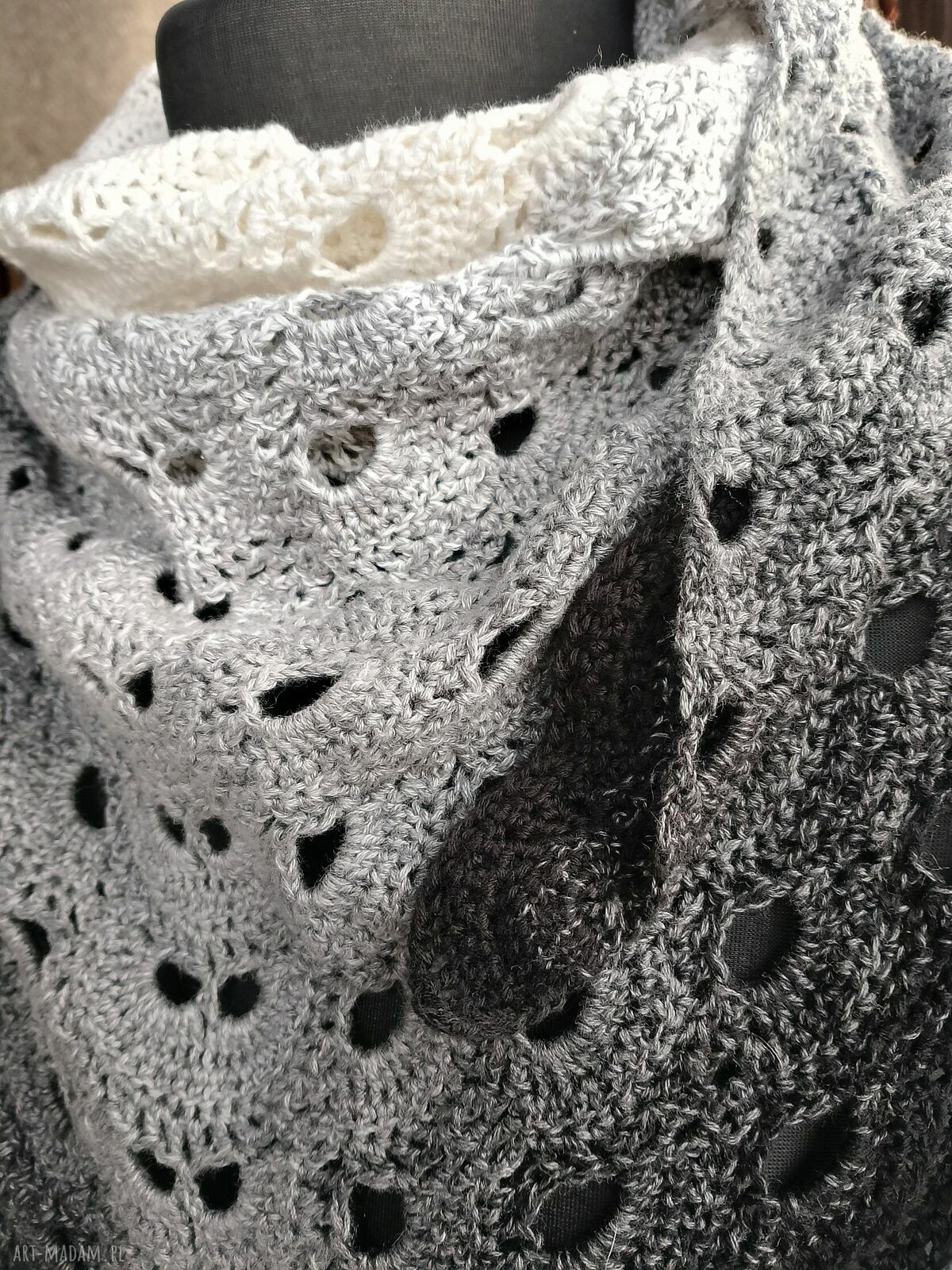 Chusta ombre szara - ręcznie szydełkowana z bawełny i akrylu