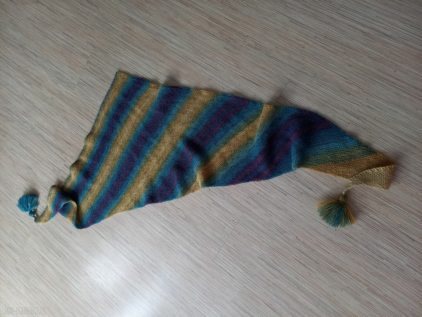 Chusta ręcznie robiona na drutach w kolorowe pasy
