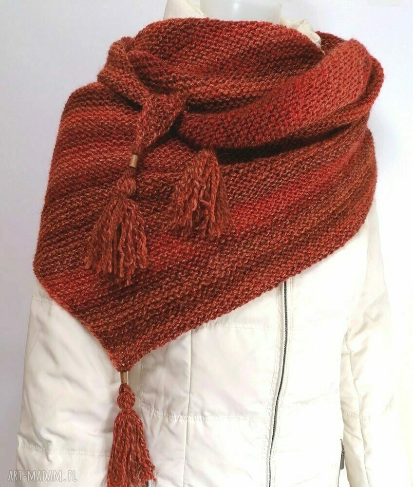 Trójkątna chusta w odcieniach czerwieni - ciepłe handmade na drutach