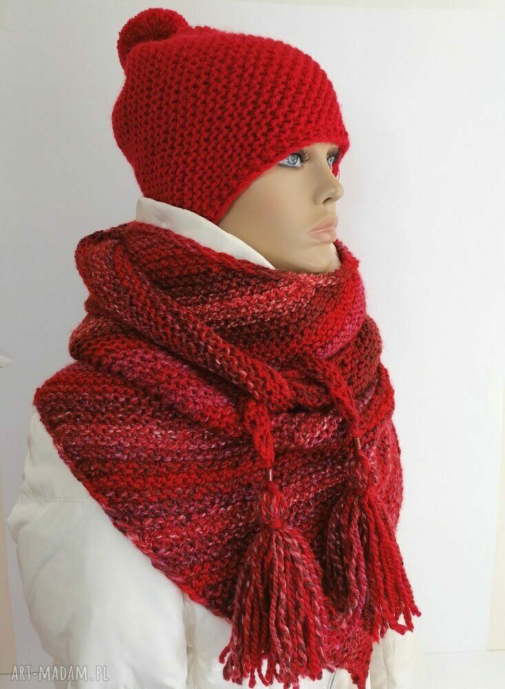 Chusta w odcieniach czerwieni i beanie z pomponem - komplet na drutach
