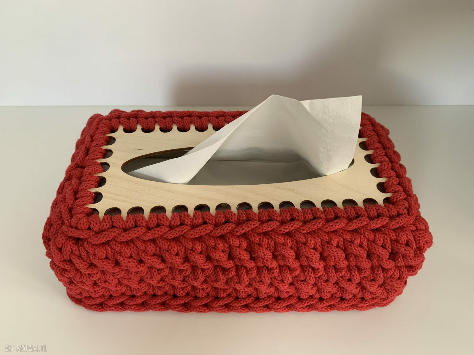 Czerwony chustecznik na chusteczki szydełkowy Handmade