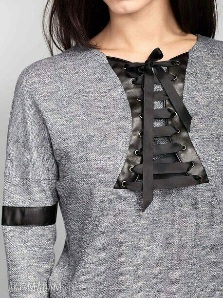 Ciekawy sweter wykończony eko-skórą