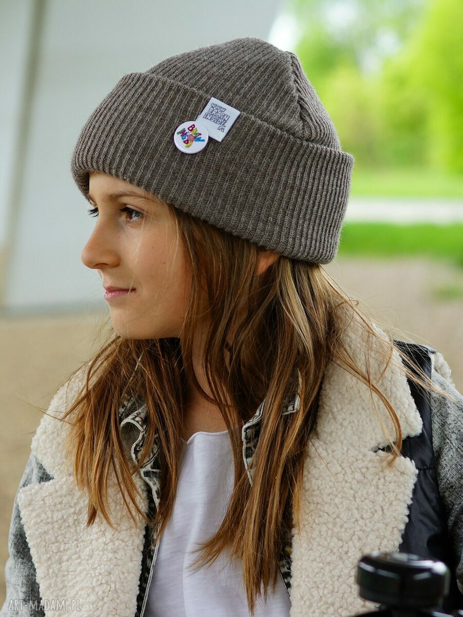 Ciemny beż - czapka beanie dla dziecka z logo kolor