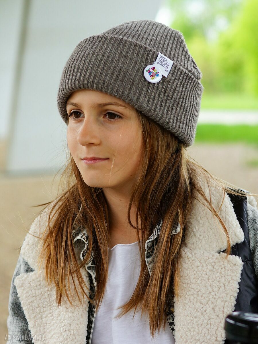 Ciemny beż - czapka beanie dla dziecka z logo kolor