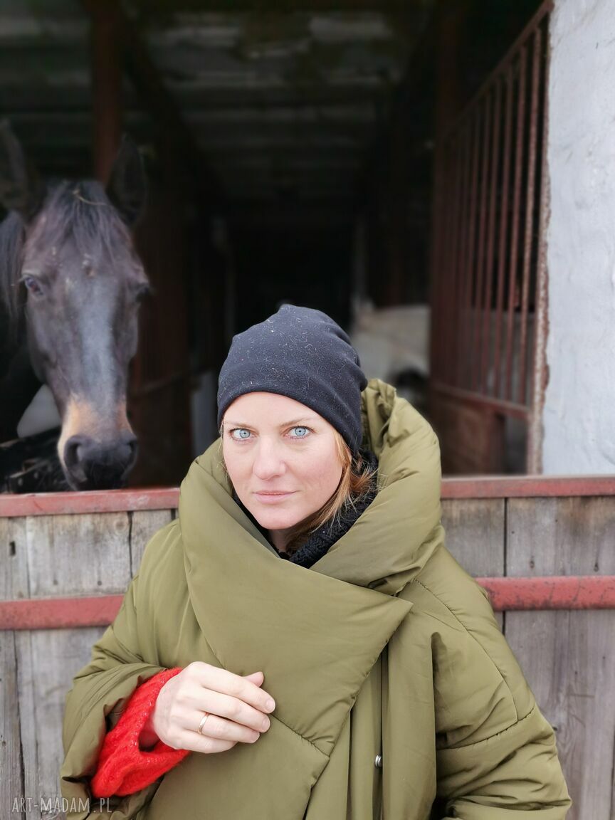 Ciepła czarna czapka damska na podszewce - styl folk i rozmiar uniwersalny