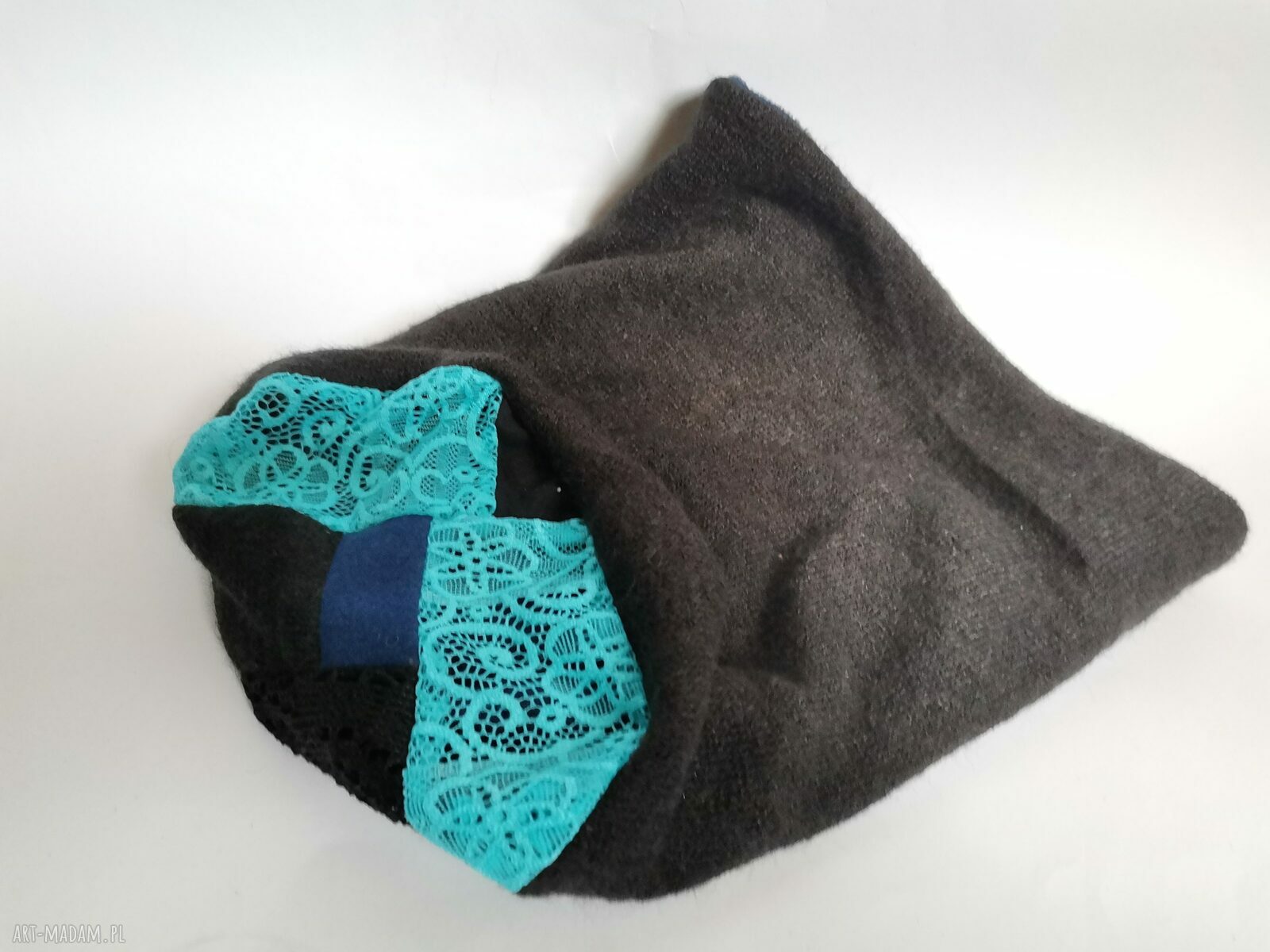 Ciepła czapka miękka z koronką boho - na podszewce
