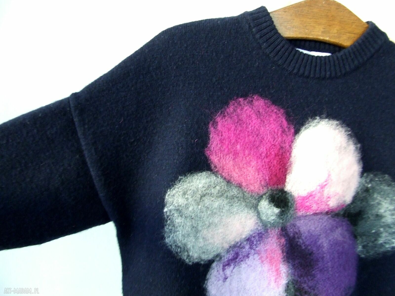 Ciepły granatowy sweter oversize S z filcowanym kwiatem